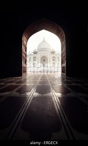 Taj Mahal sehen in schwarzen Bogen Silhouette von der Moschee in Agra, Uttar Pradesh, Indien