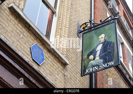 Eine blaue Gedenk Plage von John Snow (1813-1858) deren Arbeit darin, die Quelle einer Cholera-Ausbruch in Soho London 1854 Stockfoto