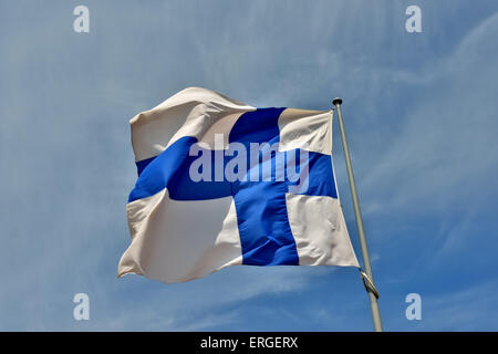 Winken mit dem Wind in klaren Tag Flaggen der Länder der Europäischen Union. Finnland Flagge ist im Vordergrund Stockfoto