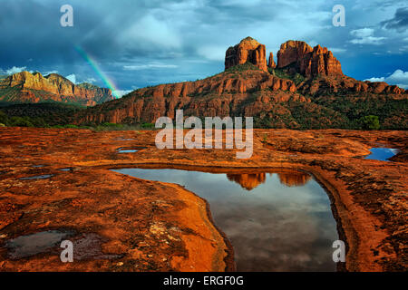 Frühling-Regenbogen über Sedona Red Rock Country mit diesem Mesa Pool Reflexion des Arizonas Cathedral Rock. Stockfoto