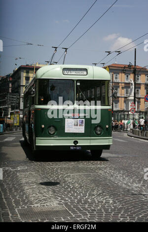 Neapel, Italien. 2. Juni 2015. Ein Vintage Servicewagen 1961 in der Straße von Anm. Die Firma neapolitanischen Mobilität während der kann der Monumente gibt einen Jahrgang Sonntag an Bord auf den alten Oberleitungsbussen Alfa Romeo von Piazza Carlo III und bis zum Museum begleiten Besucher entdecken Sie die Sehenswürdigkeiten. © Salvatore Esposito/Pacific Press/Alamy Live-Nachrichten Stockfoto