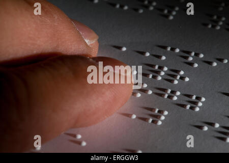 Mannes Finger lesen Brailletext auf Papier - USA Stockfoto