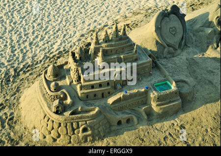 Komisch Skulptur von Sand artist, satirische Darstellung der Politiker Jacob Zumas extravagante persönliche Haus Nkandla in Durban, Beach, Südafrika Stockfoto