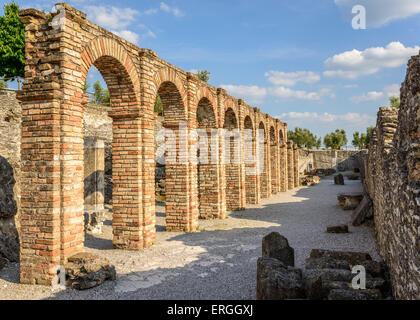 Grotten des Catull, kennt die römische Villa als Villa Catulliana oder "Grotte di Catullus", 1. Jahrhundert v. Chr. die Spalten der cryptoport Stockfoto