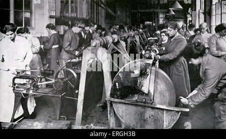 Munition Arbeiter während des 1. Weltkrieges, April 1916. Frauen lernen, Einsatz von Maschinen in Shoreditch Technical Institute, London. Stockfoto