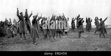 1. Weltkrieg: Kapitulation der russischen Soldaten. 1915. hält ihre Hände und winkte ein weißes Taschentuch. Stockfoto