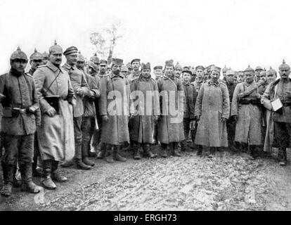 1. Weltkrieg: Serbische Kriegsgefangene von österreichisch-ungarischen Truppen gefangen genommen. In der Nähe von Belgrad, Serbien. 4. November 1915 veröffentlicht. Stockfoto