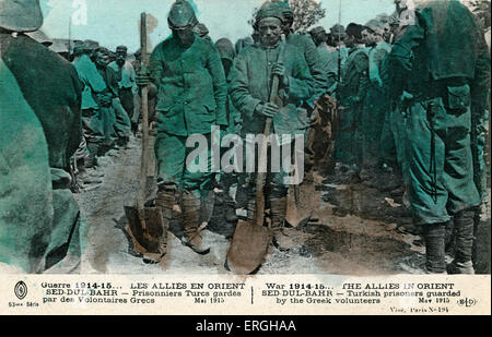 Ersten Weltkrieg: Türkische Gefangene in Seddul Bahr wird bewacht von griechischen Freiwilligen. Mai 1915. Alliierten Streitkräfte im Nahen Osten. Stockfoto