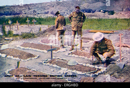 1. Weltkrieg: Britische Feldprediger tendenziell Gräber. Auf Postkarte veröffentlicht offizielle Krieg zu fotografieren. Serie 1. Nr. 7. Beschriftung auf Stockfoto