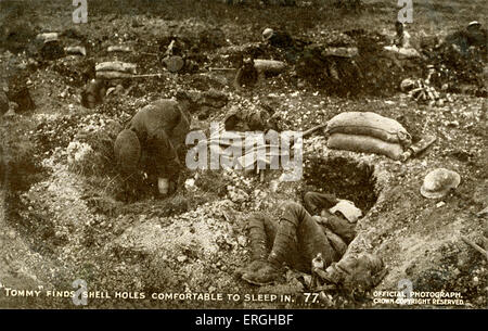 1. Weltkrieg: Britische Soldaten in Granattrichter zu schlafen. Britische offizielle Krieg zu fotografieren, auf Postkarte veröffentlicht. Reihe 10, Nr. 77. Bildunterschrift: "'Tommy' Granattrichter finden bequem zum schlafen Zoll / / eines der queer Ergebnisse der britischen Granatfeuer bieten komfortable Löcher in denen 'Tommy' ein Nickerchen machen kann, nachdem er den Boden aufgenommen hat". Tommy, umgangssprachliche Bezeichnung für britische Private. Stockfoto