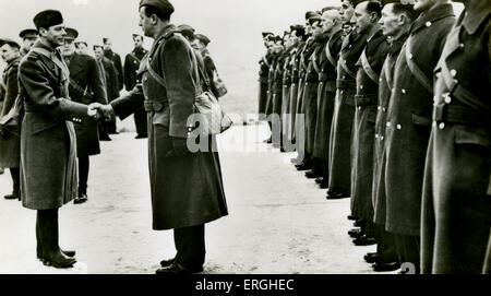 2. Weltkrieg: George VI und der RAF in Frankreich. Bildunterschrift: "Offiziere und Männer präsentiert dem König bei seiner Majestät seine Stockfoto