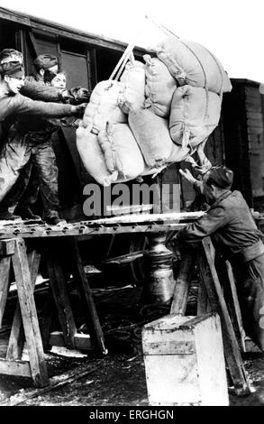 2. Weltkrieg: Militärische Pionier Hilfskorps in Frankreich.  Bildunterschrift: ""Die Armee-Märsche auf dem Bauch-"- ein sehr wahrer Spruch. Stockfoto