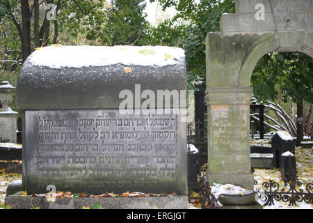 Alte jüdische Friedhof Warschau, Polen. Alten Grabstein, Rabbi Shmuel Avraham bar Yaakov Yitshak Ponanski wer war Doktor der Stockfoto