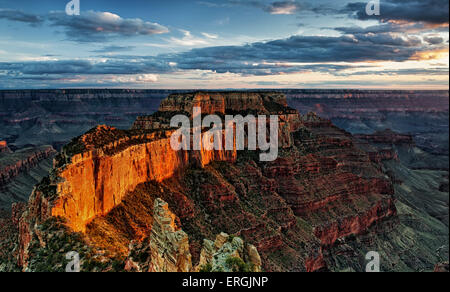 Abendlicht taucht Welt Thron von Cape Royal auf der North Rim von Arizona Grand Canyon National Park. Stockfoto