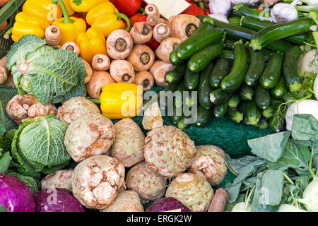 Eine Auswahl an frischem Gemüse auf einem Markt gesehen Stockfoto
