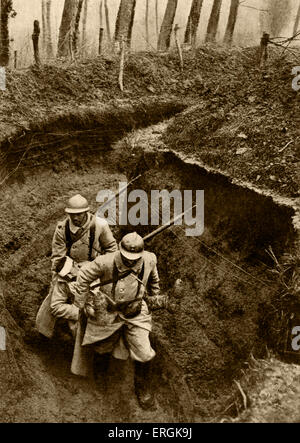 1. Weltkrieg, zwei französische Soldaten tragen einen verwundeten Kameraden durch die Gräben von der Schusslinie 1917. Stockfoto