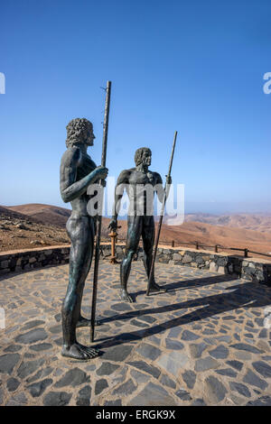 Bronze Figuren Warrier, König Ayose und Guize, Vega de Rio de Las Palmas, Straßenrand, Betancuria, Fuerteventura, Kanarische Inseln Stockfoto