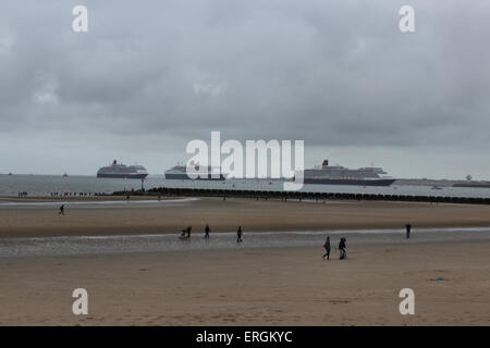 Cunards drei Königinnen Kreuzfahrt-Schiffe auf dem Fluss Mersey Liverpool zur Feier 175 Jahre von Cunard Stockfoto