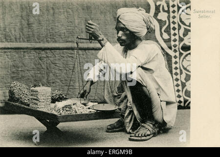 Indische Leckerei Verkäufer. Foto vom Anfang des 20. Jahrhunderts. Der Verkäufer hält seine waren und skaliert. Stockfoto