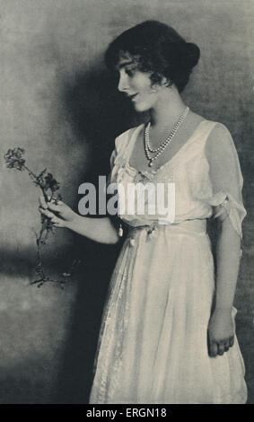 Queen Elizabeth, Gemahlin von König George VI. Lady Elizabeth Bowes-Lyon (1900-2002) posiert mit einer roten Nelke vor ihr Stockfoto