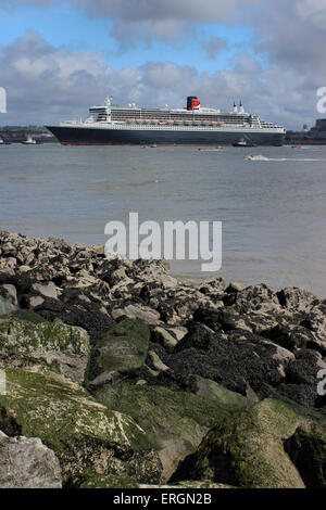 Cunards Queen Mary Kreuzfahrt-Schiffe auf dem Fluss Mersey Liverpool zur Feier 175 Jahre von Cunard Stockfoto