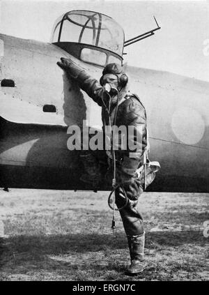 WW2 - Ausrüstung eines britischen Piloten. RAF Piloten in voller Montur neben seinem Flugzeug. Bildunterschrift lautet: für Luftkampf ausgestattet: Sauerstoff, Stockfoto