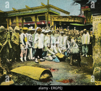 Öffentliche Hinrichtung Uhren eine Menschenmenge eine Enthauptung durch Klinge. China, Anfang des 20. Jahrhunderts. Stockfoto