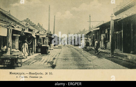 Mandschurei, China. Haupteinkaufsstraße. Anfang des 20. Jahrhunderts, Shopper Stockfoto