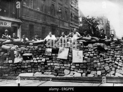 WWII - Befreiung von Paris 1944. Barrikaden Rue Saint-Jacques, Paris. Männer stehen hinter einer Straße Barrikade, geschmückt mit Stockfoto