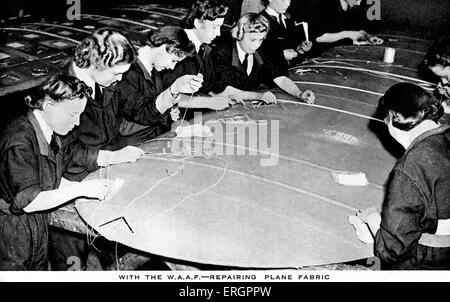 Frauen Auxiliary Air Force (WAAF) - Flugzeugwartung. Gruppe von Frauen nähen und Flugzeug Gewebe zu reparieren. Stockfoto