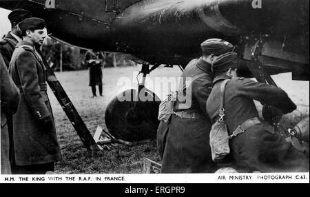 WWII - Besuche George VI die RAF in Frankreich. King George Uhren zwei Flugzeuge, die Männer auf eine Ebene zu besuchen. Stockfoto