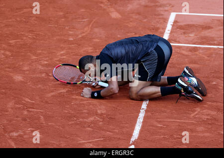 Paris. 2. Juni 2015. Frankreichs Jo-Wilfried Tsonga feiert nach dem Sieg der Herren Einzel Viertelfinale gegen Japans Kei Nishikori bei 2015 French Open Tennisturnier in Roland Garros in Paris 2. Juni 2015. Tsonga gewann 3-2 und war für das Halbfinale qualifiziert. Bildnachweis: Han Yan/Xinhua/Alamy Live-Nachrichten Stockfoto