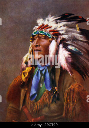 Indianer - in traditioneller Kleidung und Kopfbedeckung mit einem Auszug aus "Das Lied von Hiawatha" von Henry Wadsworth Longfellow. HL: Amerikanischer Dichter, 27. Februar 1807 - 24. März 1882. Red Indian. Inder Stockfoto