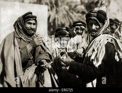 Ein Scheich den berühmten arabischen Kaffeegenuss im Irak - Foto der 1920er Jahre nach Gründung des Irak (aus Bagdad, Kamera Studio Stockfoto