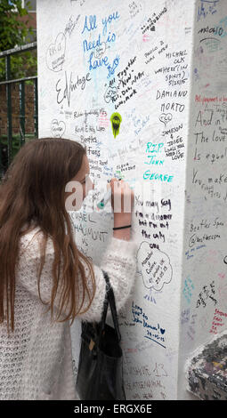 Beatles-fans schreiben an Wand in den Abbey Road studios Stockfoto