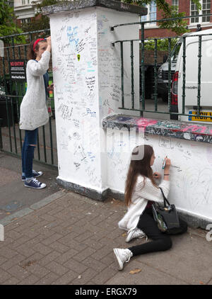 Beatles-fans schreiben an Wand in den Abbey Road studios Stockfoto