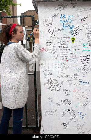 Beatles-fans schreiben an Wand in den Abbey Road studios Stockfoto