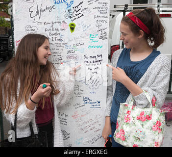 Beatles-fans schreiben an Wand in den Abbey Road studios Stockfoto