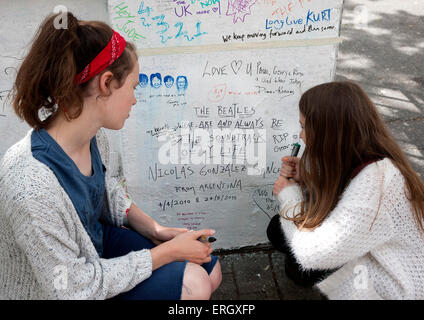 Beatles-fans schreiben an Wand in den Abbey Road studios Stockfoto