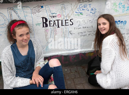 Beatles-fans schreiben an Wand in den Abbey Road studios Stockfoto