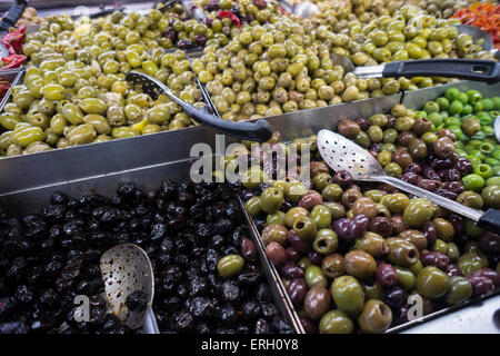 Olive Bar in einem Whole Foods Supermarkt am Samstag, 30. Mai 2015 in New York. (© Richard B. Levine) Stockfoto