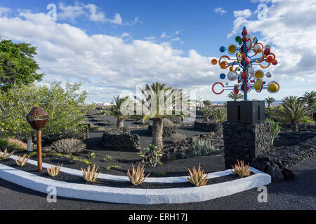 Wind-Skulptur vor Casa Cesar Manrique, Museum von Manrique-Stiftung, Lanzarote, Kanarische Inseln, Spanien Stockfoto