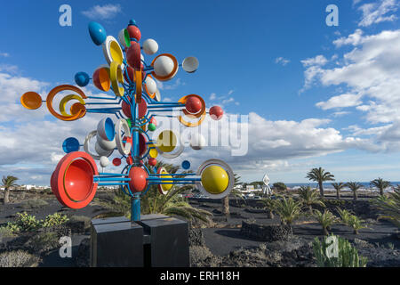 Wind-Skulptur vor Casa Cesar Manrique, Museum von Manrique-Stiftung, Lanzarote, Kanarische Inseln, Spanien Stockfoto