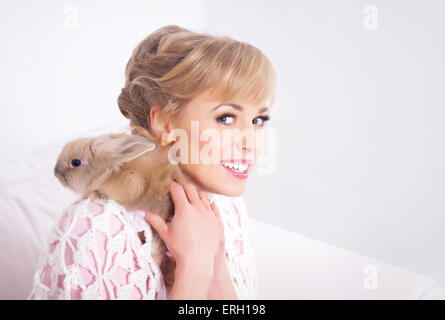 Junge Frau mit einem Kaninchen in Händen Stockfoto