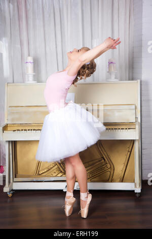 Junge schöne Tänzerin posiert im Tanzstudio Stockfoto