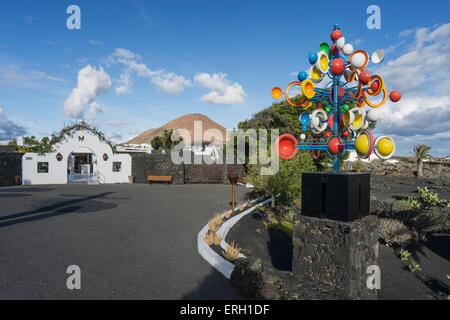 Wind-Skulptur vor Casa Cesar Manrique, Museum von Manrique-Stiftung, Lanzarote, Kanarische Inseln, Spanien Stockfoto