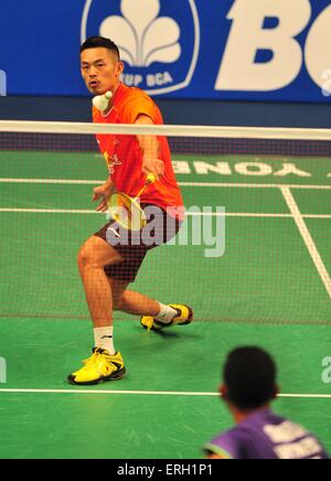 (150603)--JAKARTA, 3. Juni 2015 (Xinhua)--Lin Dan aus China kehrt der Federball zu Tommy Sugiarto von Indonesien während der Herren Einzel vorläufige match bei BCA Indonesien Open 2015 in Jakarta, Indonesien, 3. Juni 2015. Lin verlor 1: 2. (Xinhua/Zulkarnain) Stockfoto