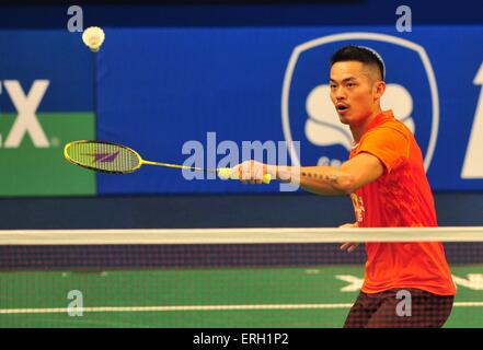 (150603)--JAKARTA, 3. Juni 2015 (Xinhua)--Lin Dan aus China kehrt der Federball zu Tommy Sugiarto von Indonesien während der Herren Einzel vorläufige match bei BCA Indonesien Open 2015 in Jakarta, Indonesien, 3. Juni 2015. Lin verlor 1: 2. (Xinhua/Zulkarnain) Stockfoto