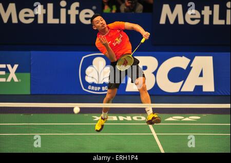 (150603)--JAKARTA, 3. Juni 2015 (Xinhua)--Lin Dan aus China kehrt der Federball zu Tommy Sugiarto von Indonesien während der Herren Einzel vorläufige match bei BCA Indonesien Open 2015 in Jakarta, Indonesien, 3. Juni 2015. Lin verlor 1: 2. (Xinhua/Zulkarnain) Stockfoto