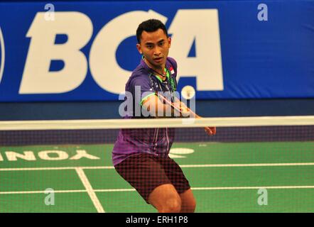 (150603)--JAKARTA, 3. Juni 2015 (Xinhua)--Tommy Sugiarto Indonesien Renditen der Federball, Lin Dan aus China während der Herren Einzel vorläufige match bei BCA Indonesien Open 2015 in Jakarta, Indonesien, 3. Juni 2015. Sugiarto gewann 2: 1. (Xinhua/Zulkarnain) Stockfoto